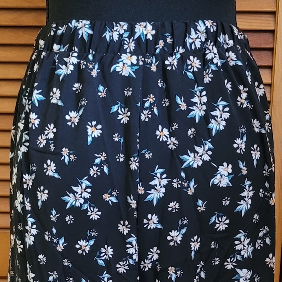 NWOT Daisy Floral Pants Size 2XL (Shein Plus) - Picture 11 of 12